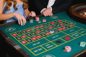 Myanmar Smartphone မိုဘိုင်းဖုန်းဖြင့် Online Casino App ကစားနေသောပုံ
